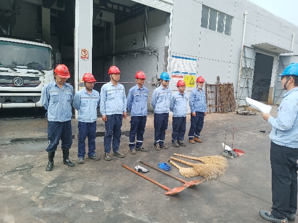 金盛蘭焦化廢水處理運(yùn)營部開展污泥泄漏應(yīng)急演練現(xiàn)場_副本.jpg